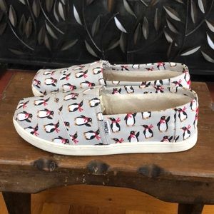EUC TOMS fur lined shoes with penguin pattern
